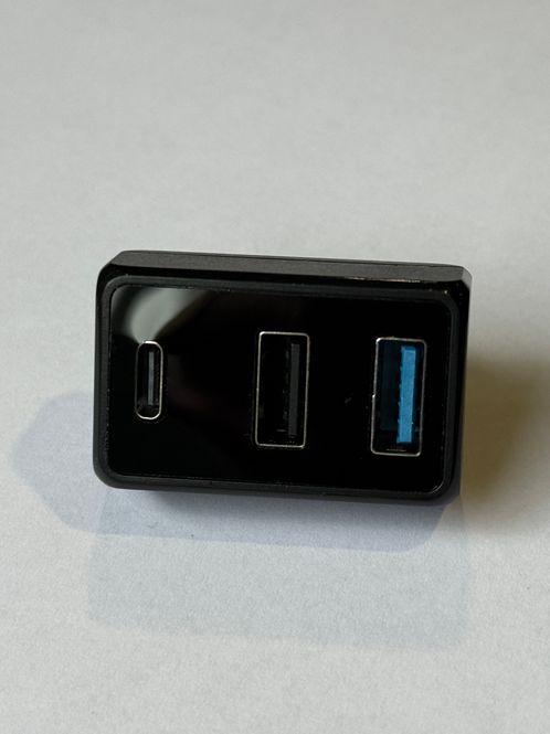 Main Image 3-ports USB Dashcam hub Tesla model 3 & Y