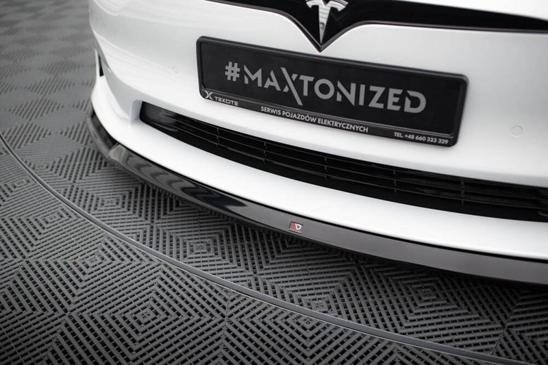Fremre splitter V.2 Tesla Model S Plaid MK1